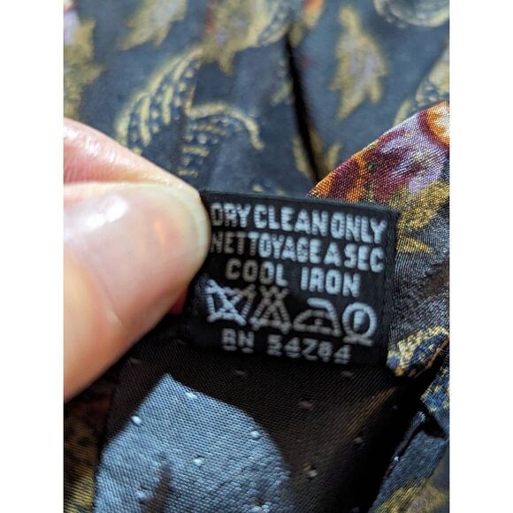 Ungaro Paris Men's Dark Gray Silk Cornucopia Print Necktie - Picture 5 of 5